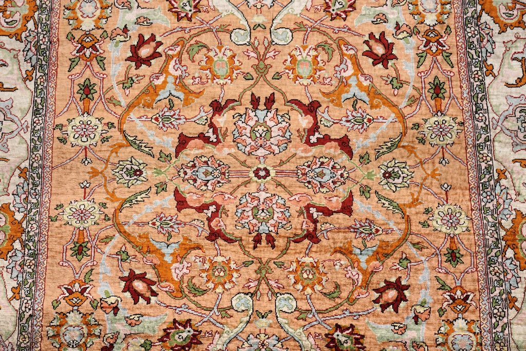 Hereke Seidenteppich - Medaillon in Beige und Rose