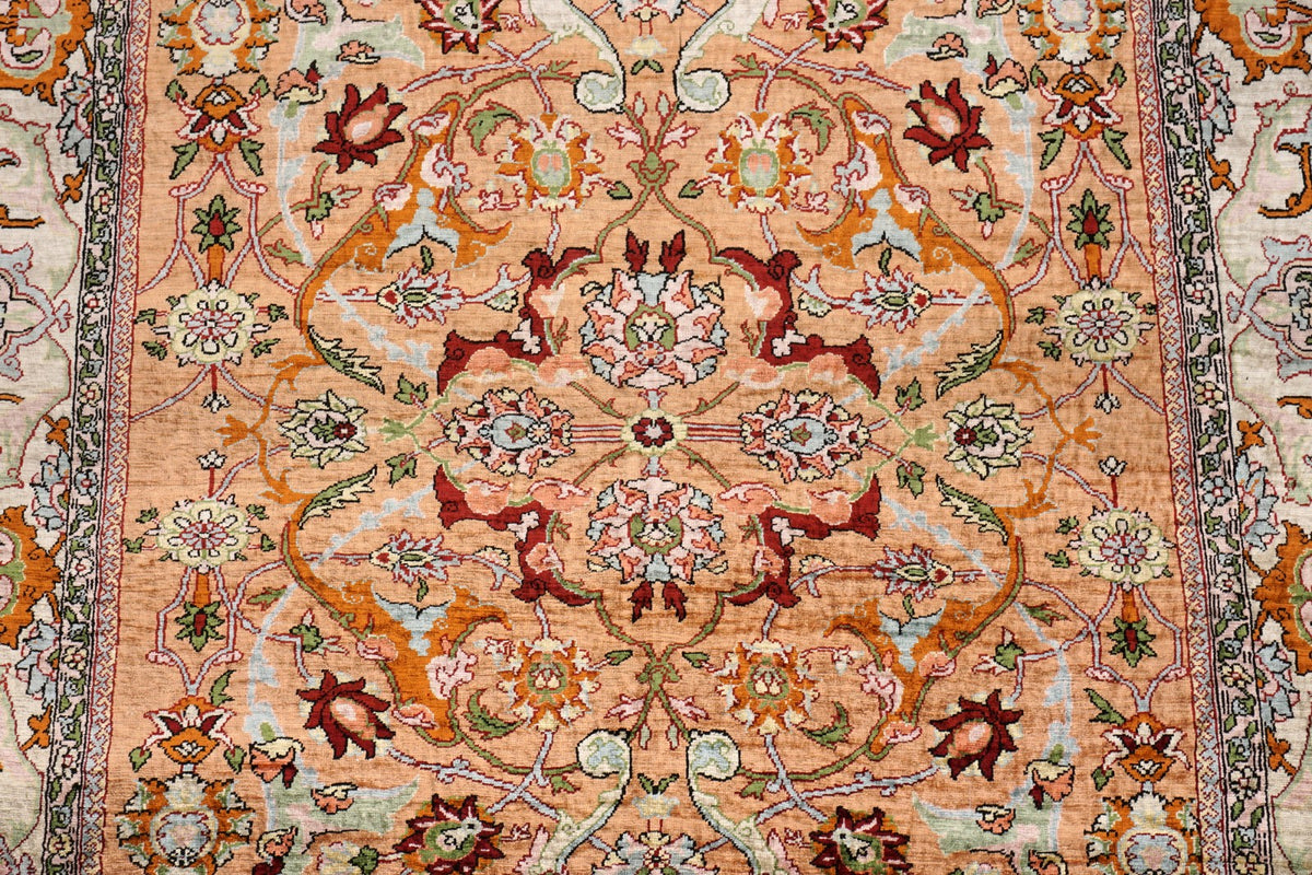 Hereke Seidenteppich - Medaillon in Beige und Rose