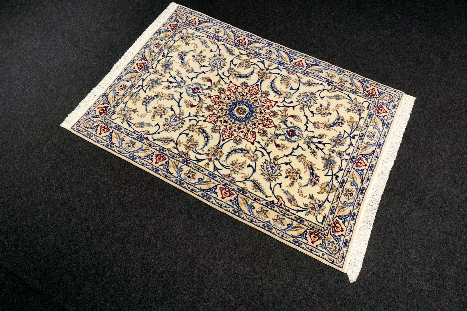 Nain Teppich 130 x 90 cm Seide Beige