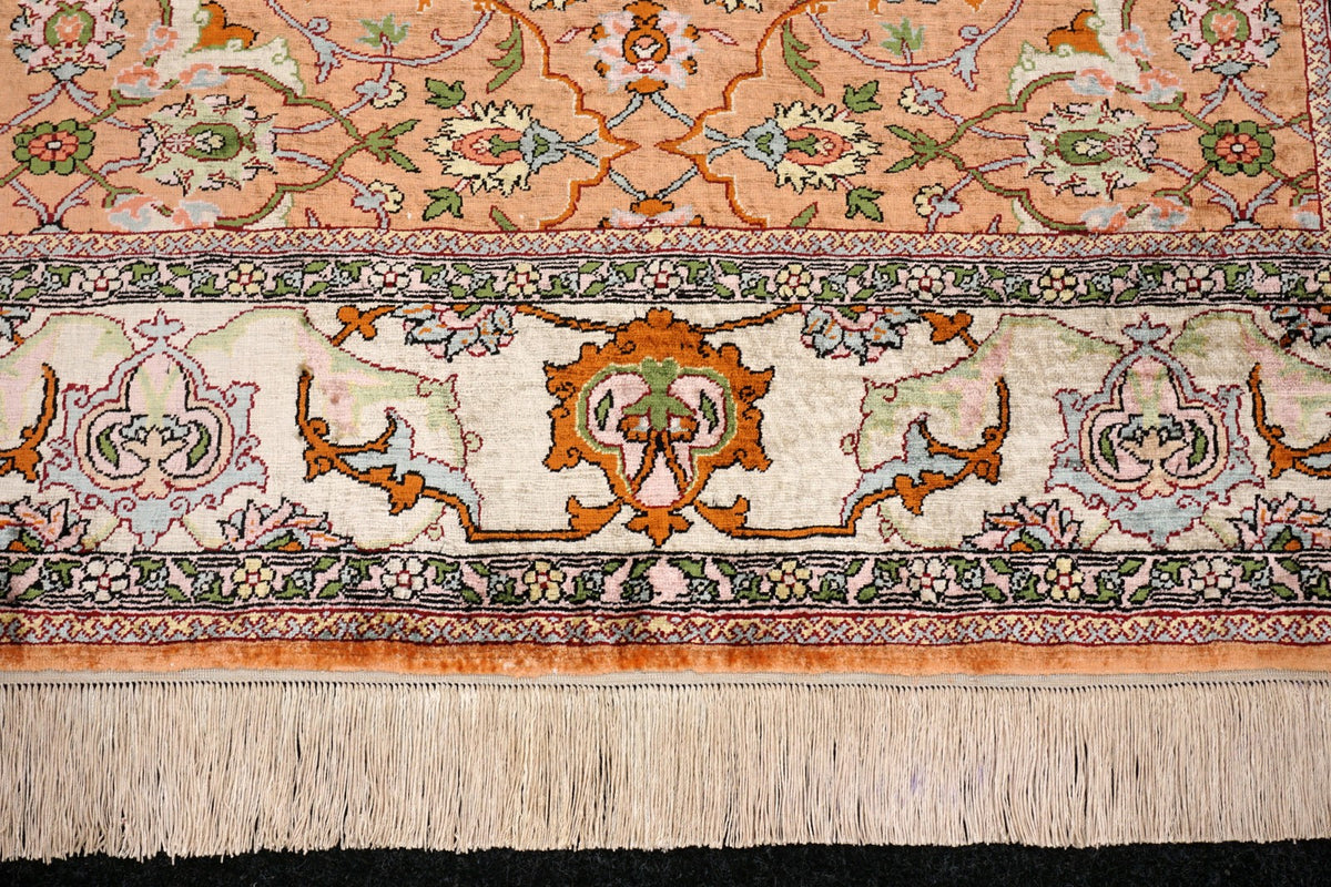 Hereke Seidenteppich - Medaillon in Beige und Rose