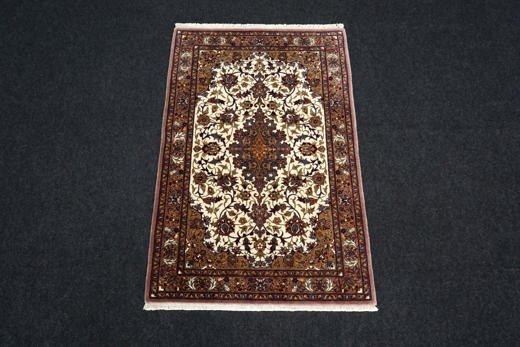 China Isfahan 110 x 73 cm Seide Beige