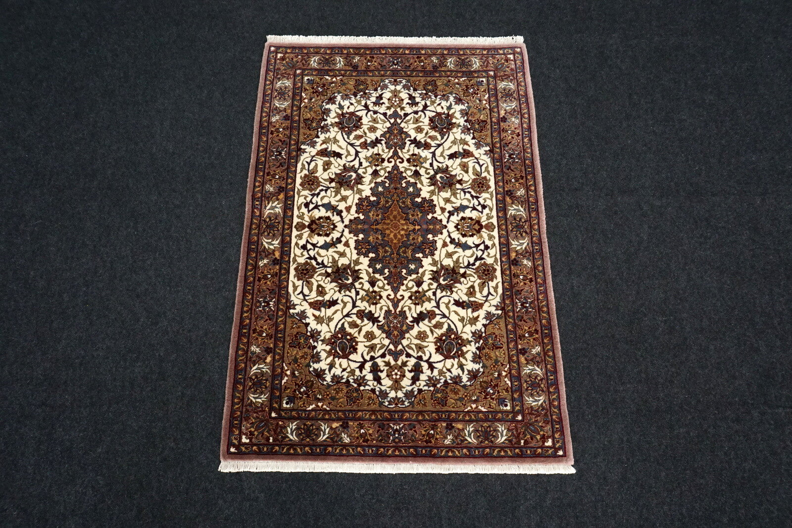 China Isfahan 110 x 73 cm Seide Beige
