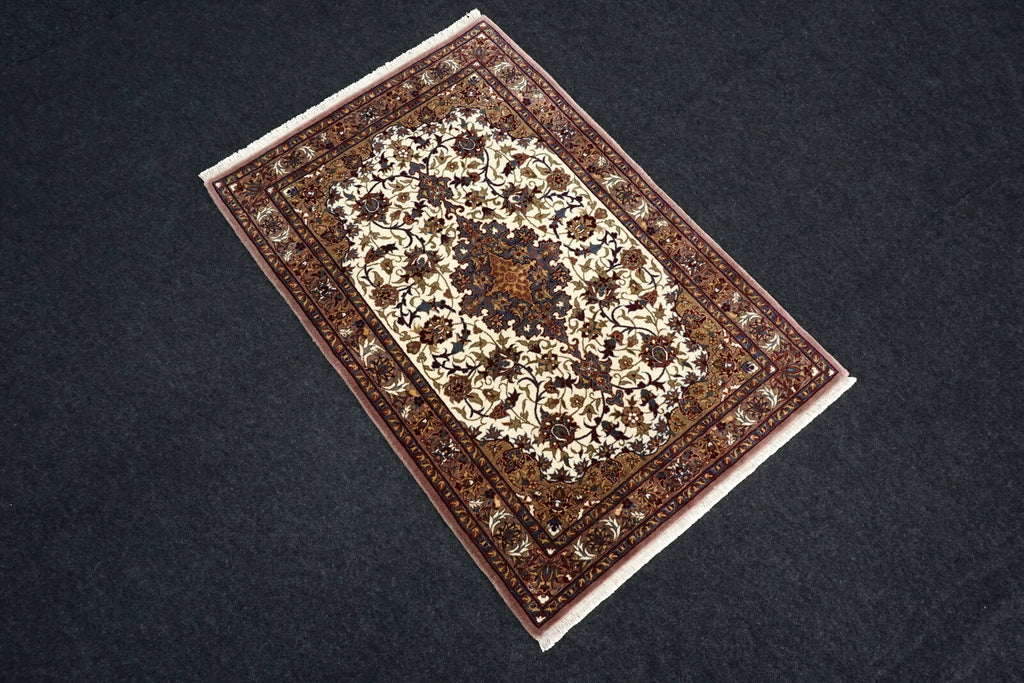 China Isfahan 110 x 73 cm Seide Beige