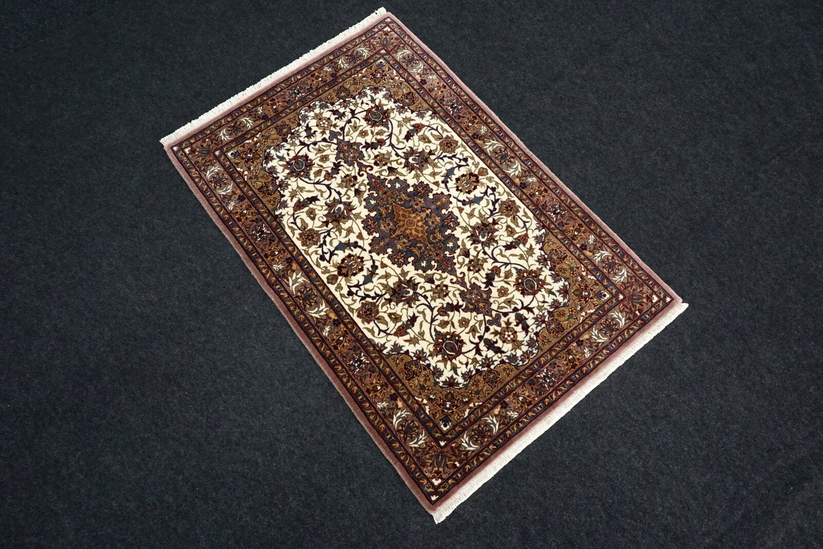 China Isfahan 110 x 73 cm Seide Beige