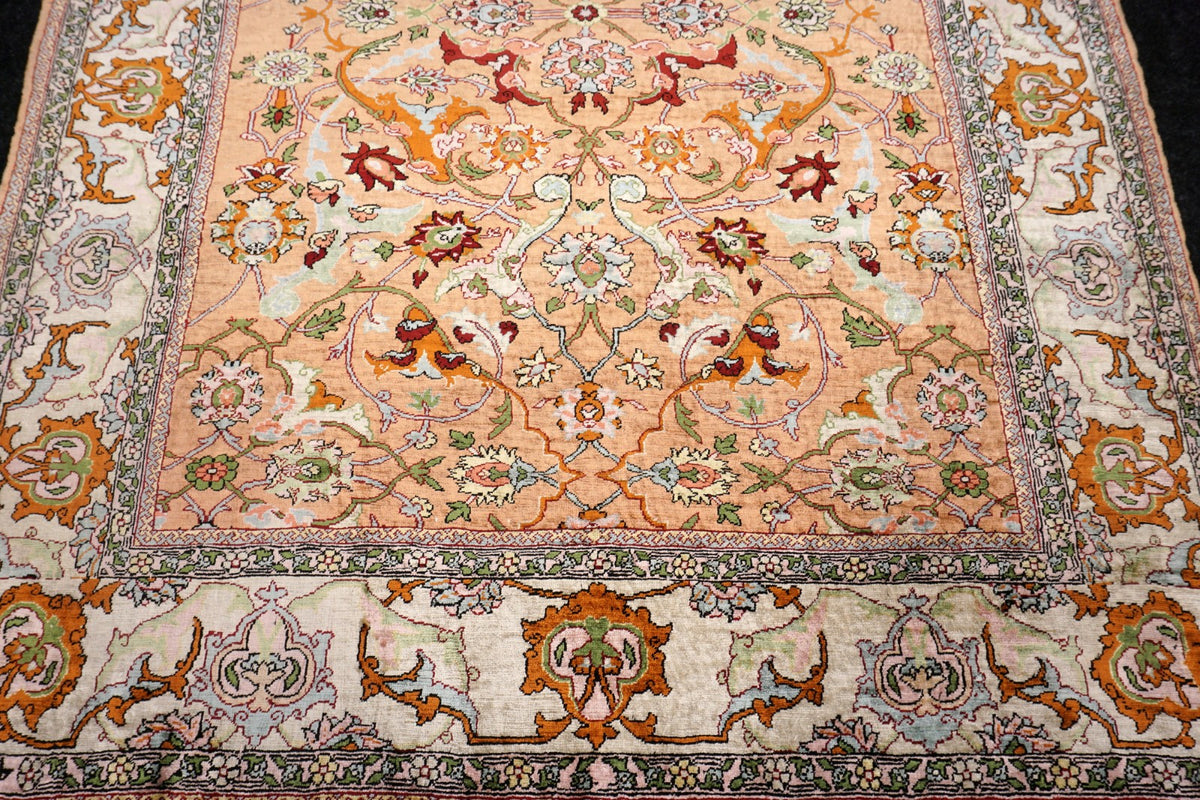 Hereke Seidenteppich - Medaillon in Beige und Rose