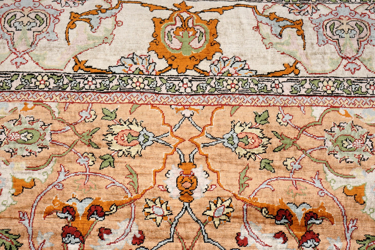 Hereke Seidenteppich - Medaillon in Beige und Rose