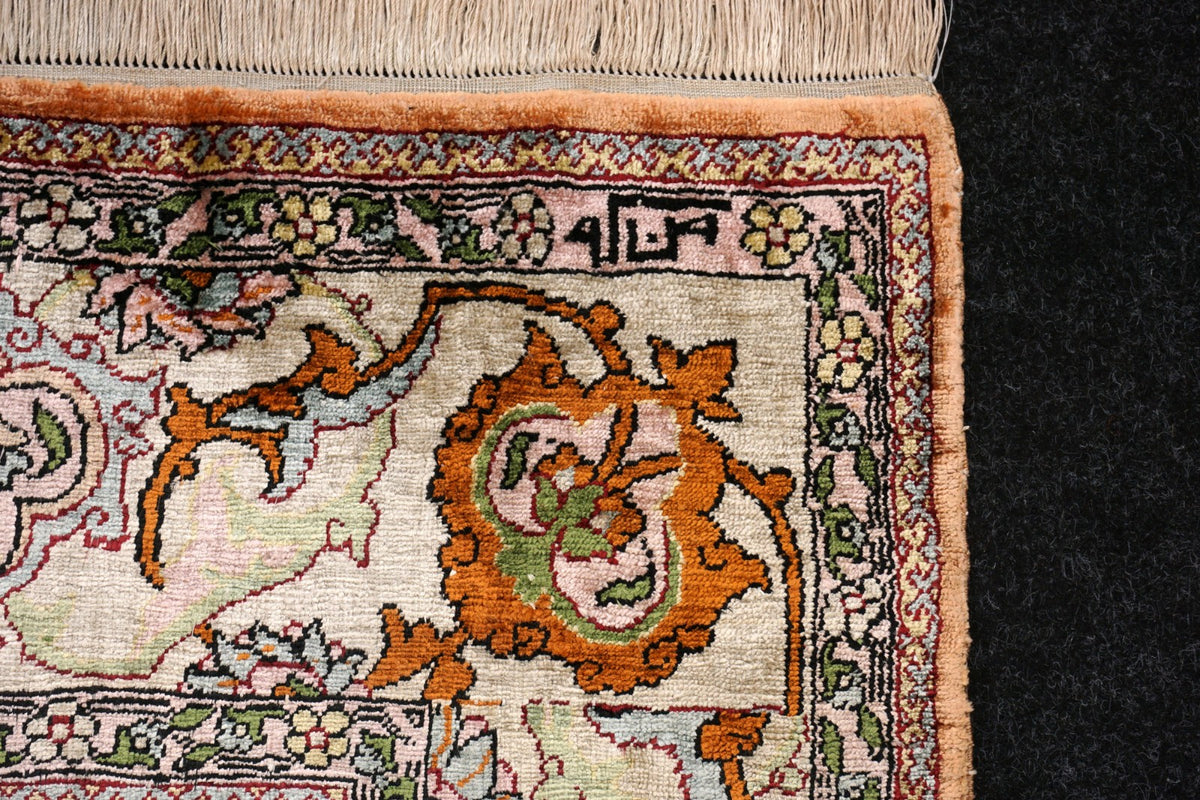 Hereke Seidenteppich - Medaillon in Beige und Rose