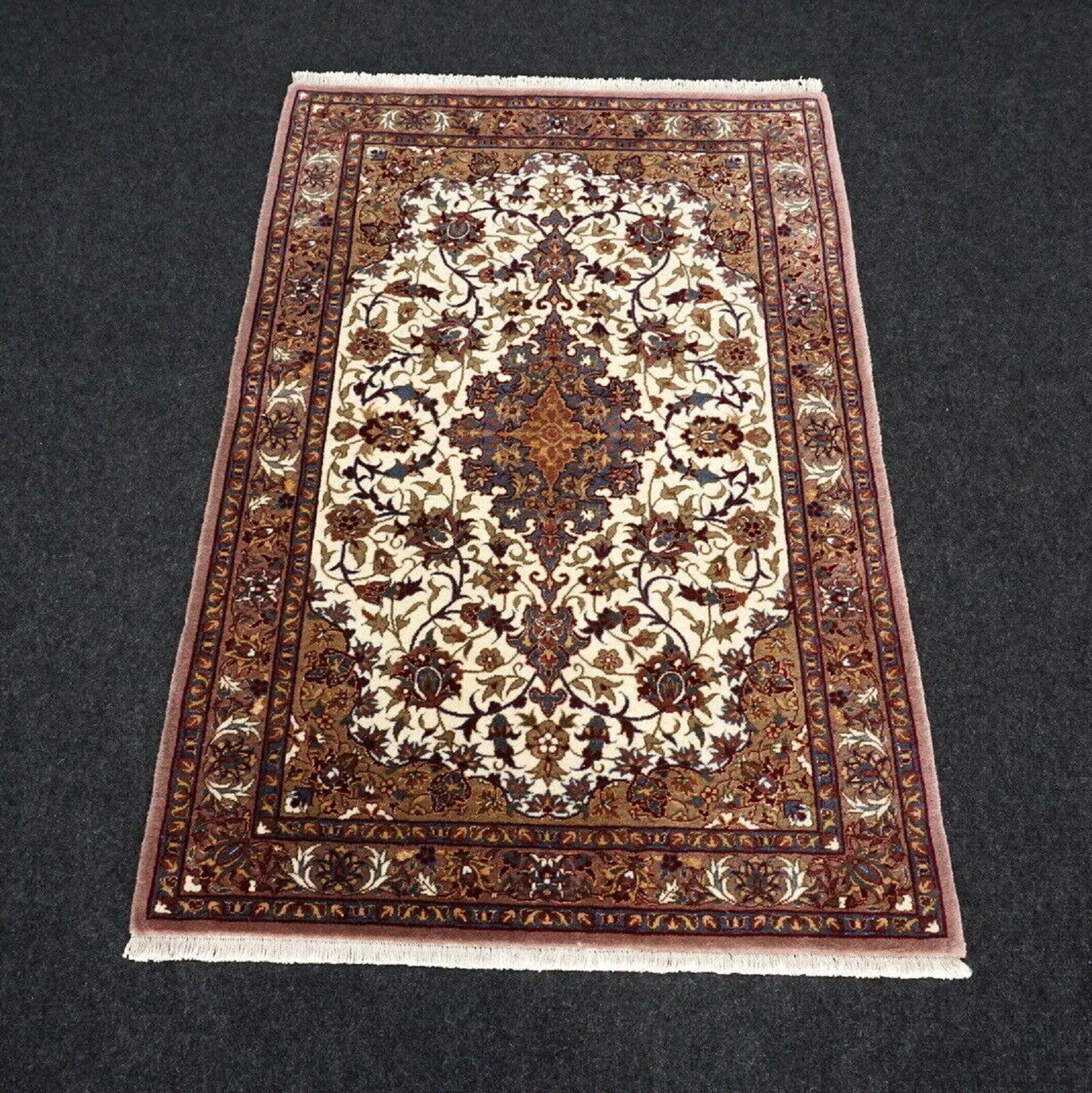 China Isfahan 110 x 73 cm Seide Beige