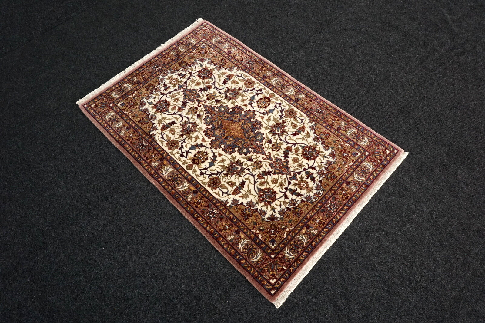 China Isfahan 110 x 73 cm Seide Beige