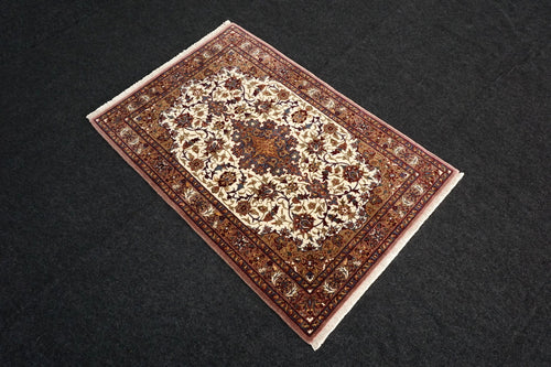 China Isfahan 110 x 73 cm Seide Beige