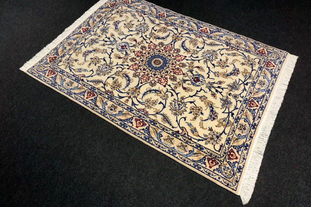 Nain Teppich 130 x 90 cm Seide Beige