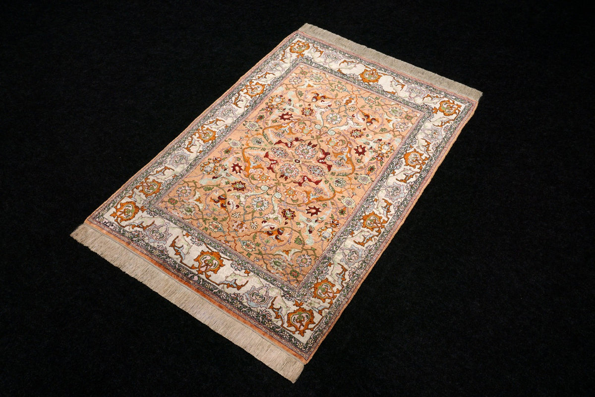 Hereke Seidenteppich - Medaillon in Beige und Rose