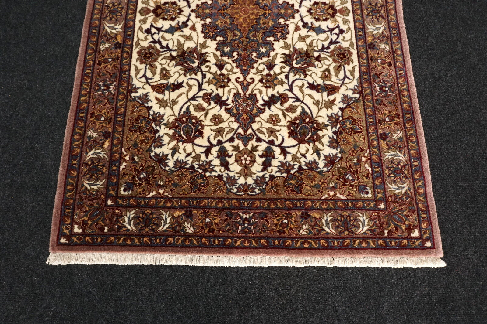 China Isfahan 110 x 73 cm Seide Beige
