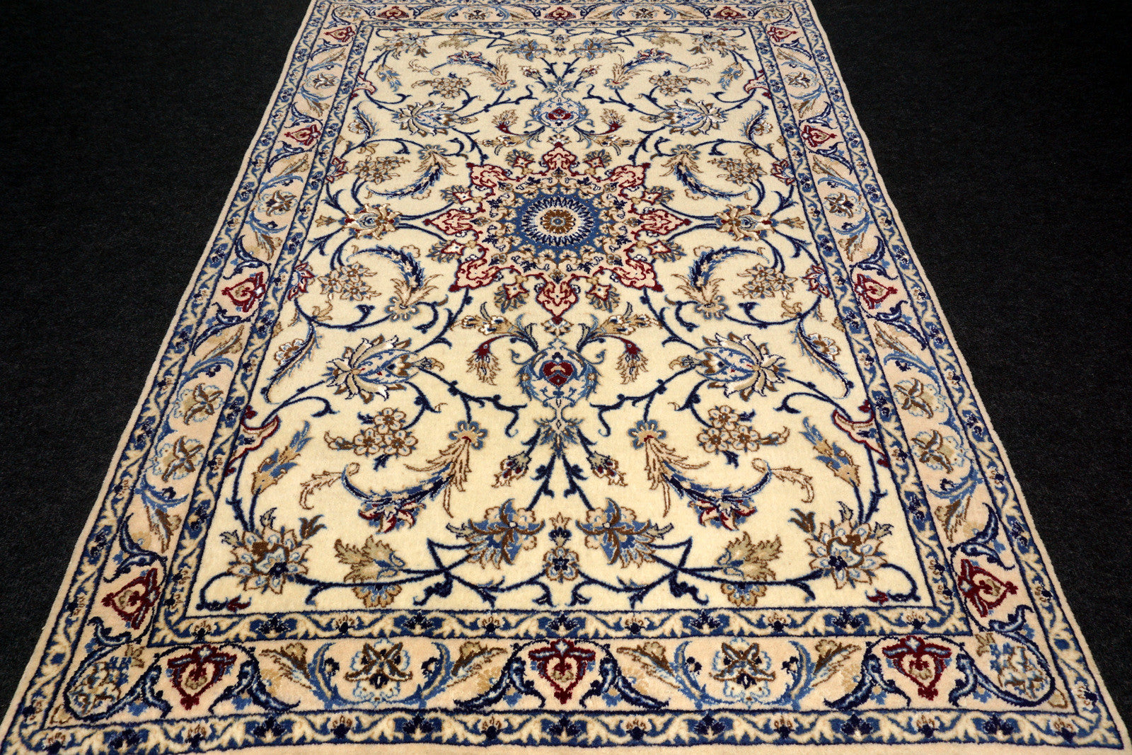 Nain Teppich 130 x 90 cm Seide Beige