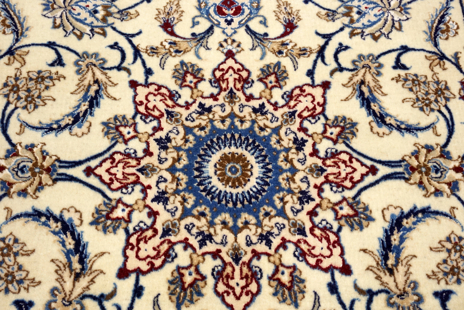 Nain Teppich 130 x 90 cm Seide Beige