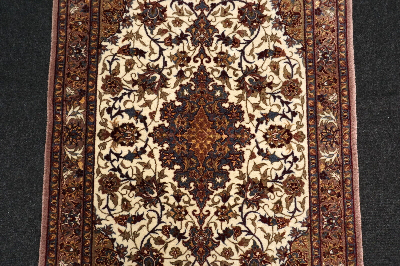 China Isfahan 110 x 73 cm Seide Beige