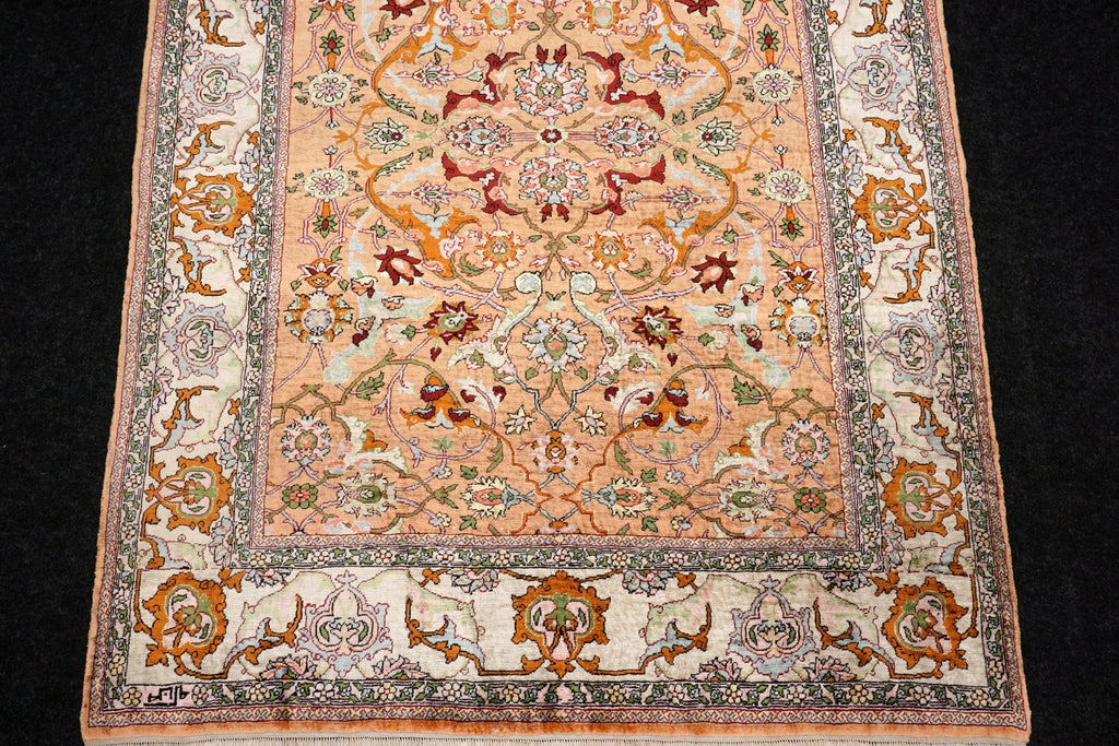 Hereke Seidenteppich - Medaillon in Beige und Rose