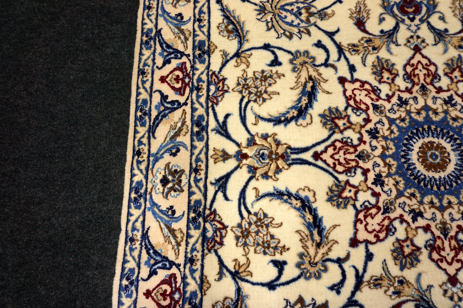 Nain Teppich 130 x 90 cm Seide Beige