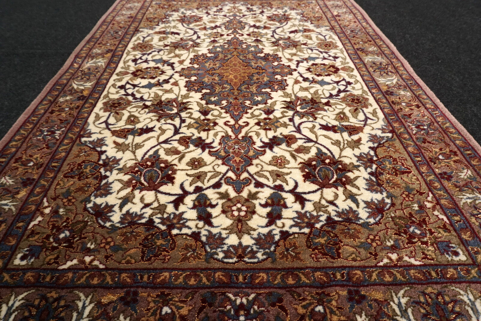 China Isfahan 110 x 73 cm Seide Beige