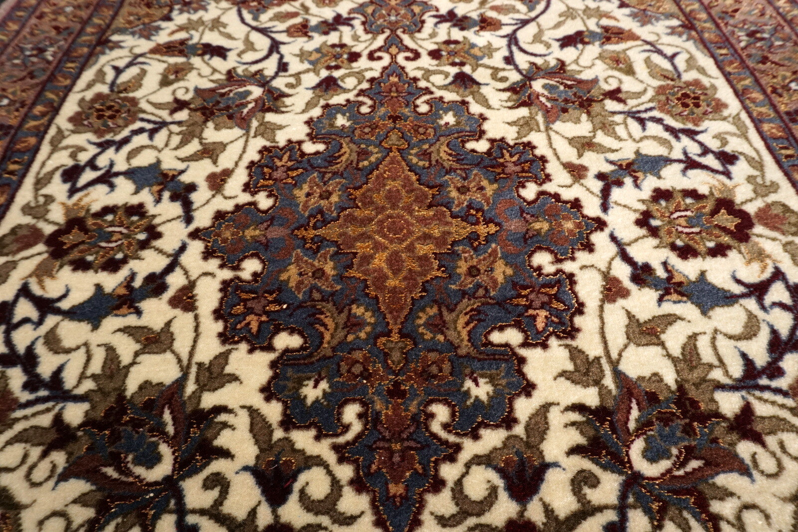 China Isfahan 110 x 73 cm Seide Beige
