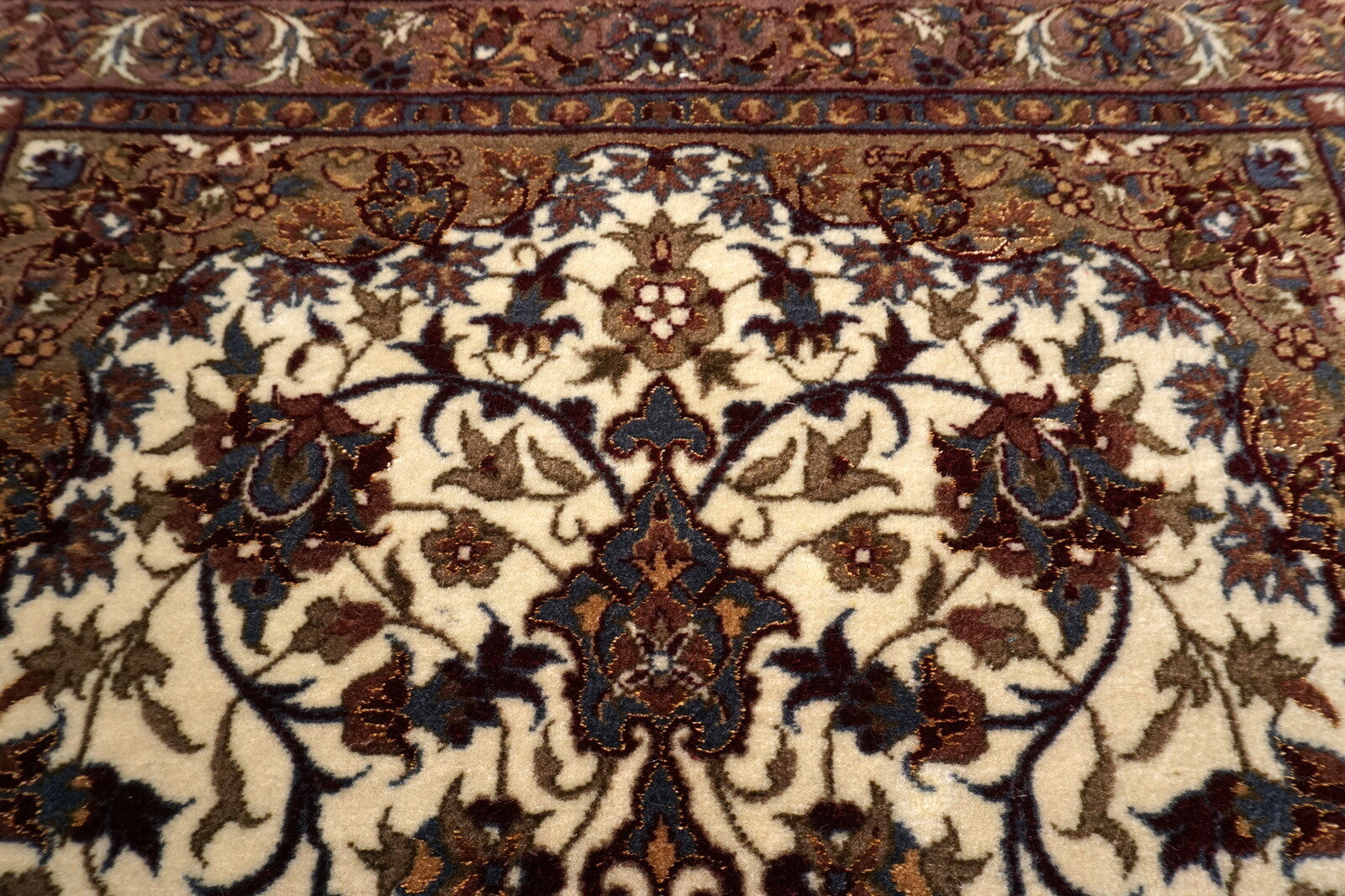 China Isfahan 110 x 73 cm Seide Beige
