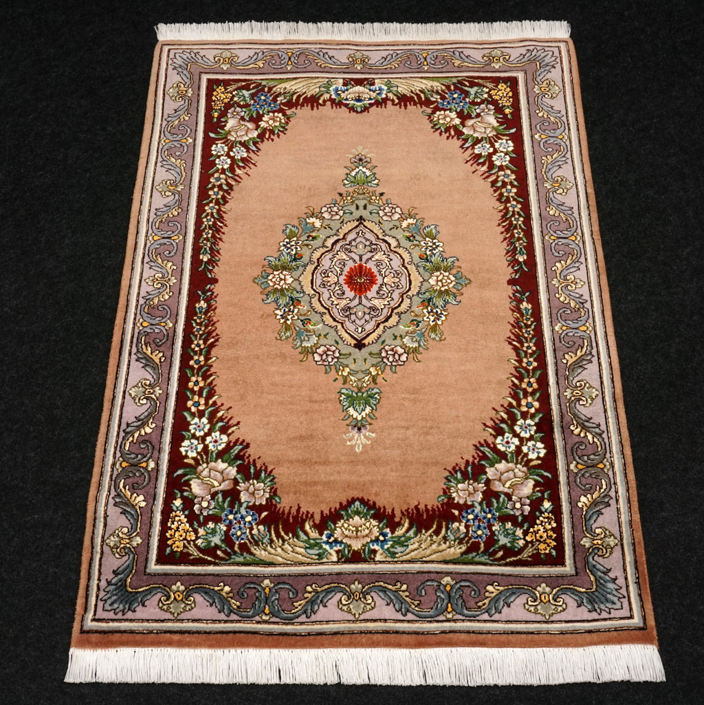 Täbriz Seidenteppich mit Medaillon in Rosé und Bordeaux
