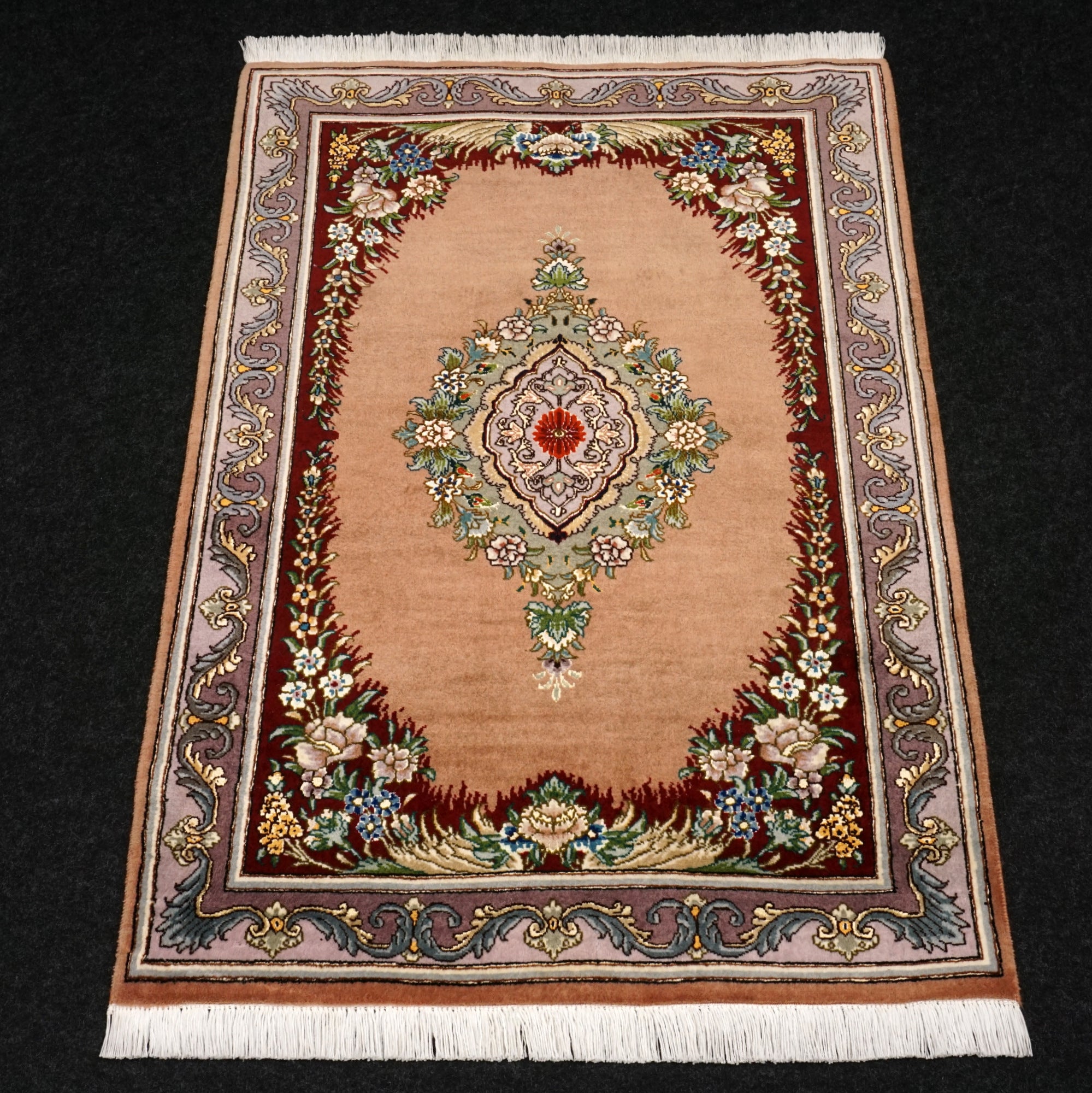 Täbriz Seidenteppich mit Medaillon in Rosé und Bordeaux