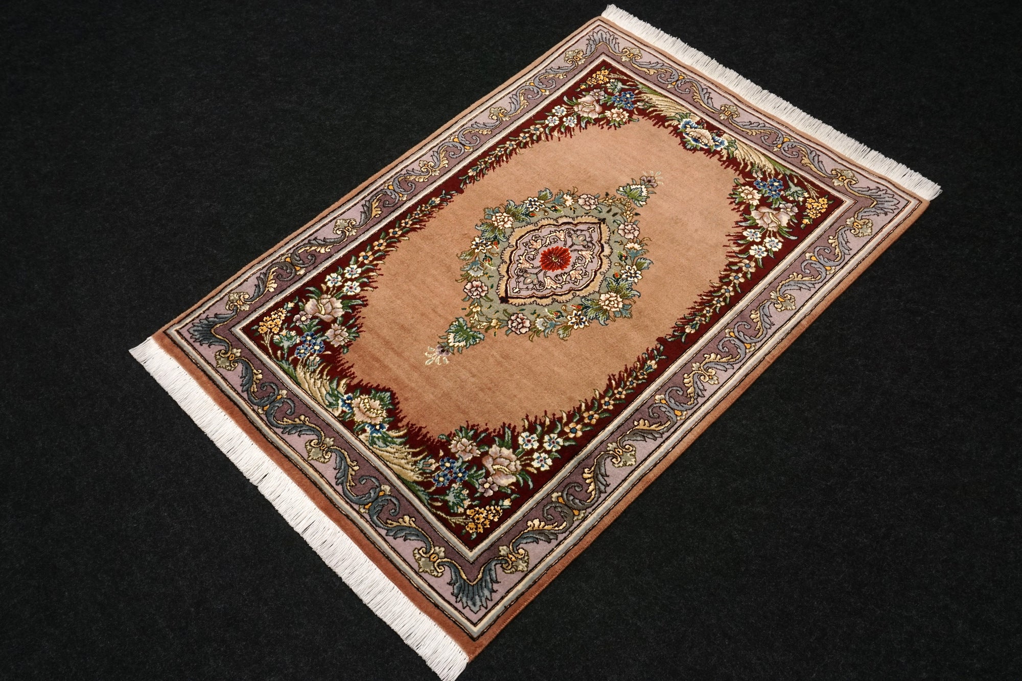 Täbriz Seidenteppich mit Medaillon in Rosé und Bordeaux
