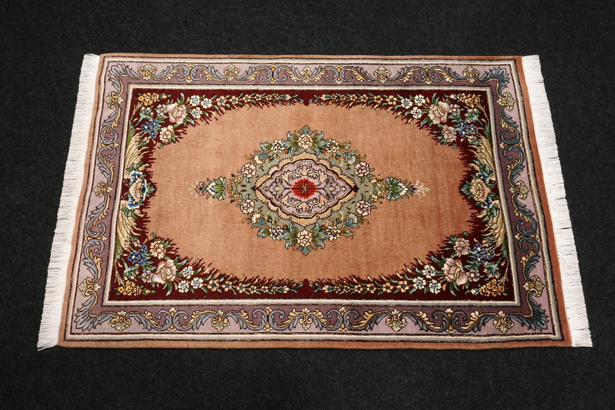 Täbriz Seidenteppich mit Medaillon in Rosé und Bordeaux