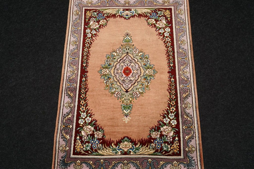 Täbriz Seidenteppich mit Medaillon in Rosé und Bordeaux