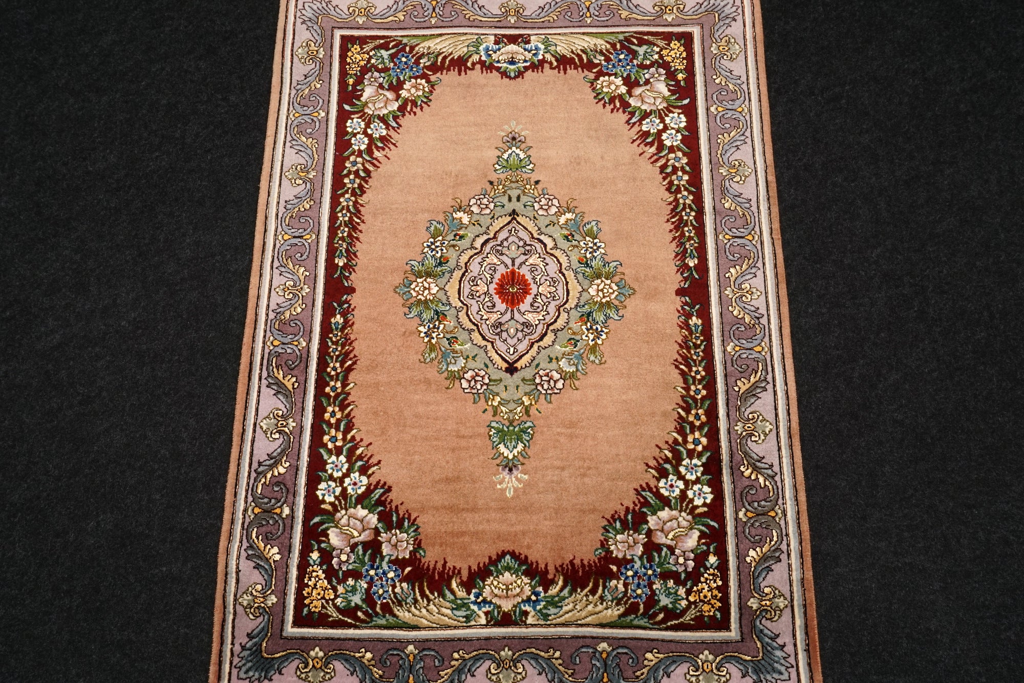 Täbriz Seidenteppich mit Medaillon in Rosé und Bordeaux