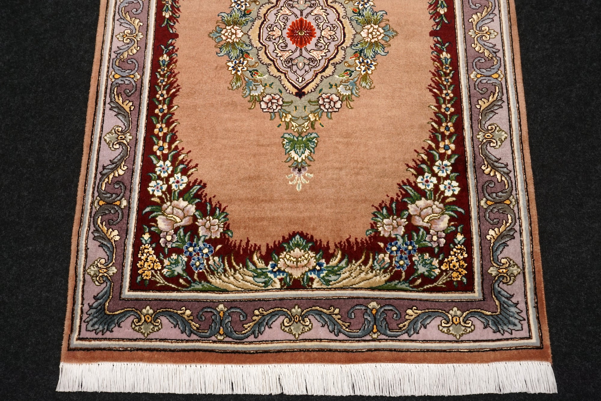 Täbriz Seidenteppich mit Medaillon in Rosé und Bordeaux