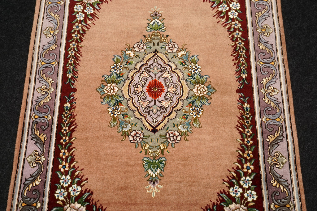 Täbriz Seidenteppich mit Medaillon in Rosé und Bordeaux