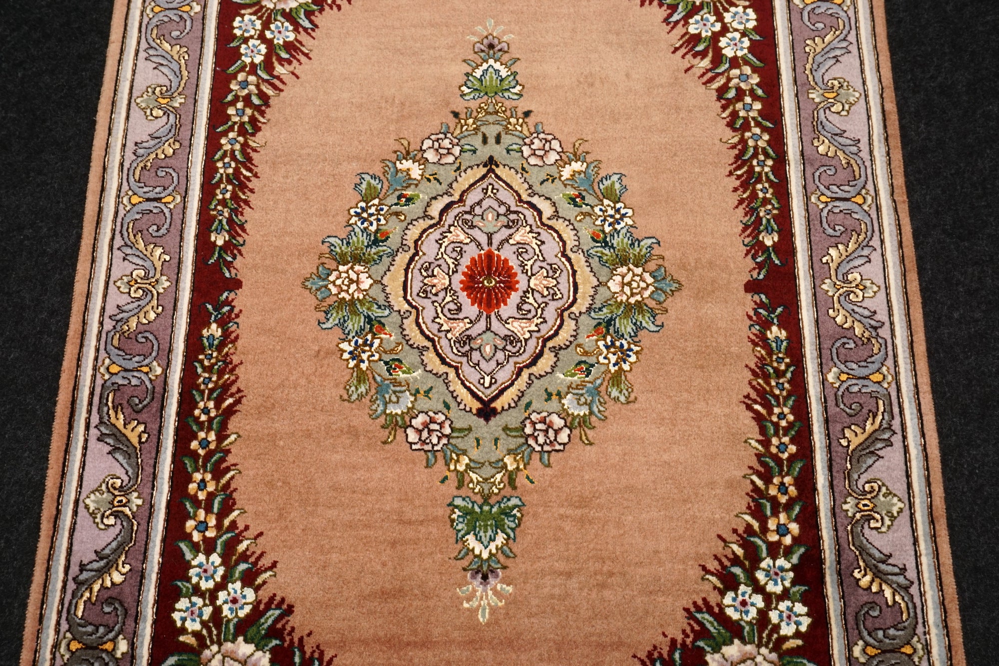Täbriz Seidenteppich mit Medaillon in Rosé und Bordeaux