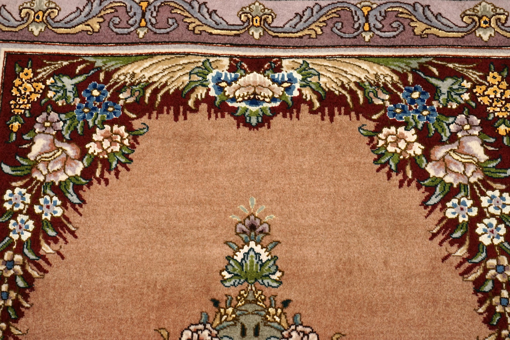 Täbriz Seidenteppich mit Medaillon in Rosé und Bordeaux