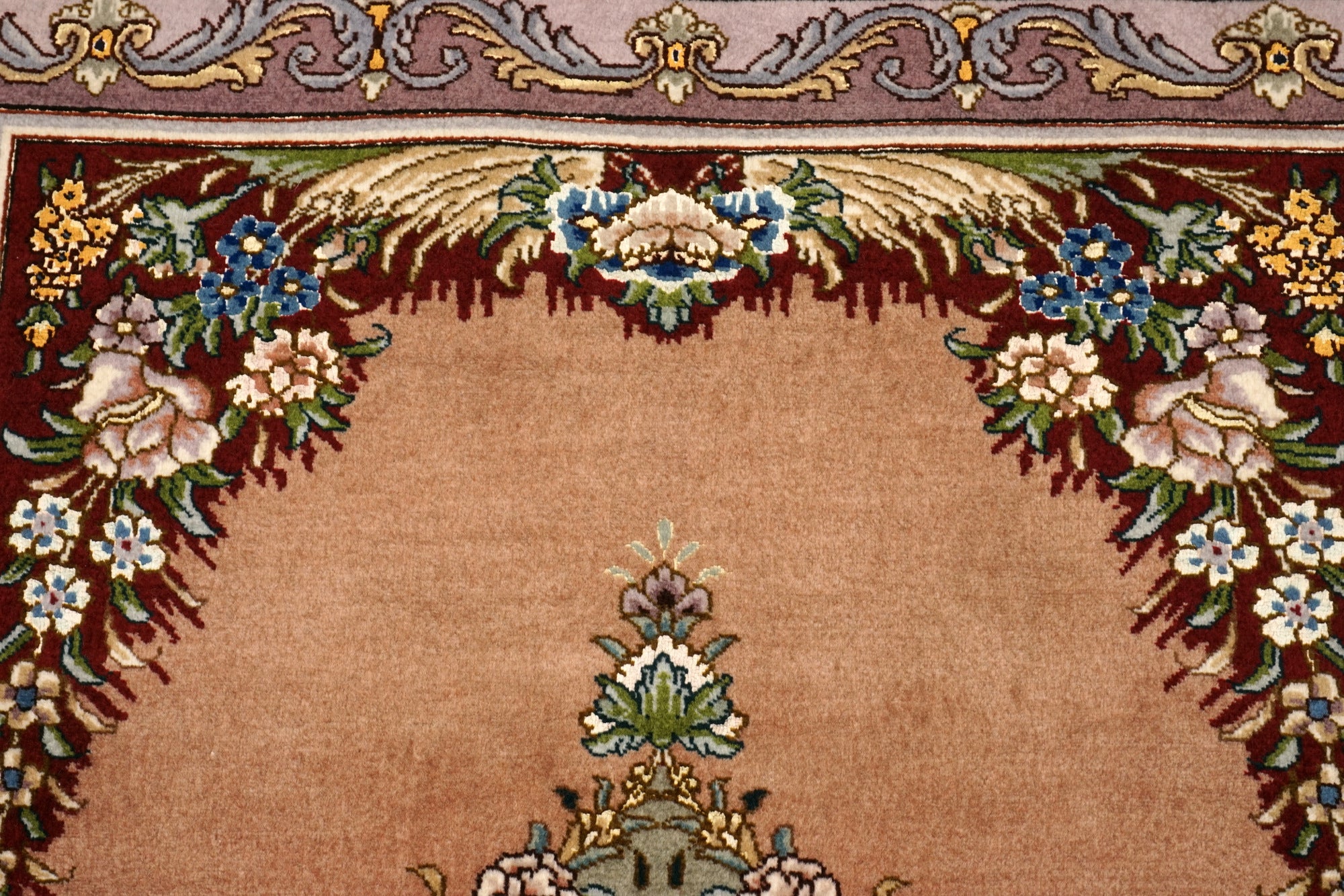 Täbriz Seidenteppich mit Medaillon in Rosé und Bordeaux
