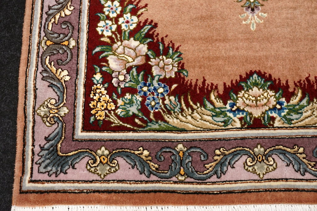 Täbriz Seidenteppich mit Medaillon in Rosé und Bordeaux