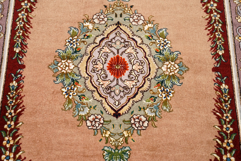 Täbriz Seidenteppich mit Medaillon in Rosé und Bordeaux