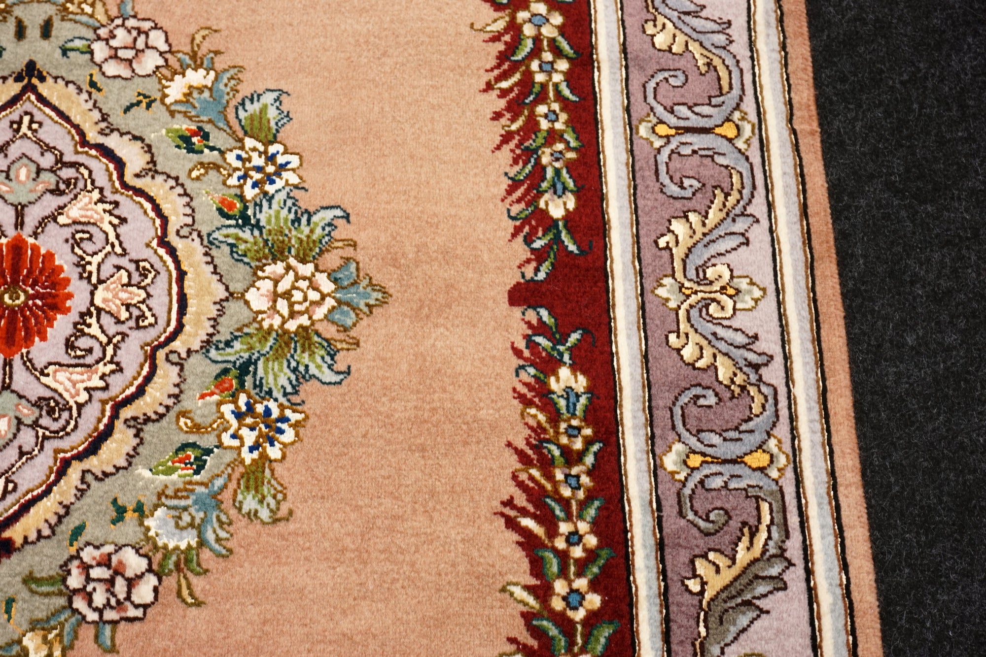 Täbriz Seidenteppich mit Medaillon in Rosé und Bordeaux