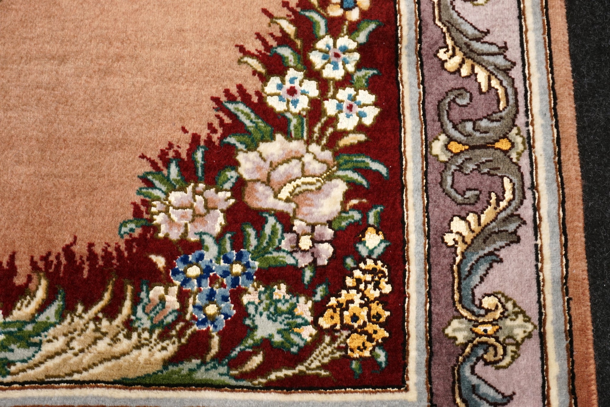 Täbriz Seidenteppich mit Medaillon in Rosé und Bordeaux