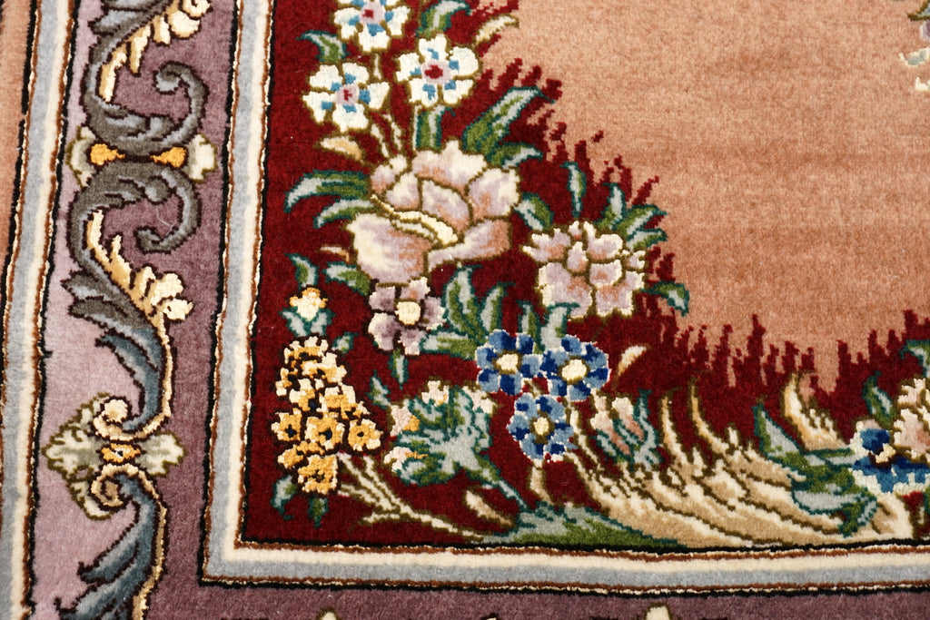 Täbriz Seidenteppich mit Medaillon in Rosé und Bordeaux