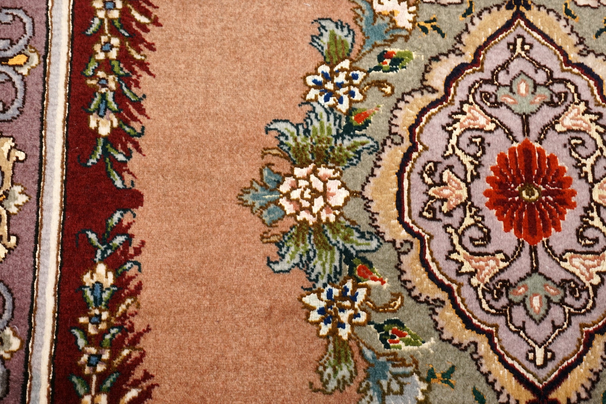 Täbriz Seidenteppich mit Medaillon in Rosé und Bordeaux