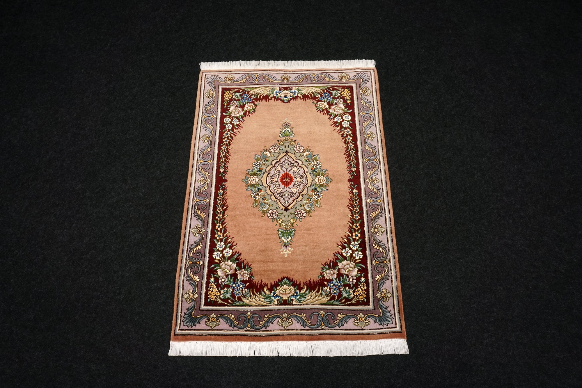 Täbriz Seidenteppich mit Medaillon in Rosé und Bordeaux