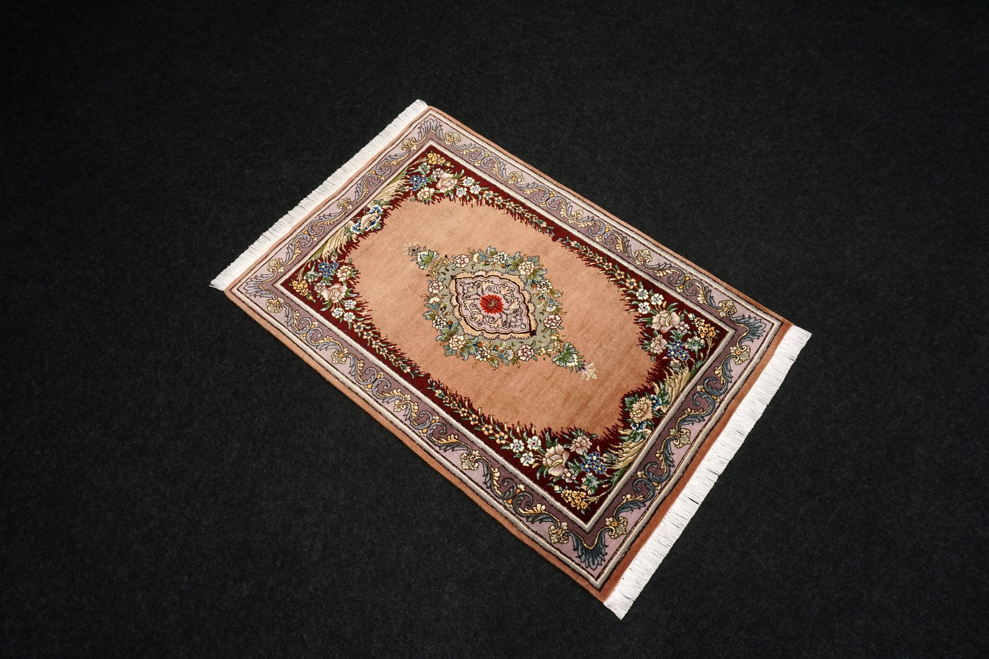 Täbriz Seidenteppich mit Medaillon in Rosé und Bordeaux