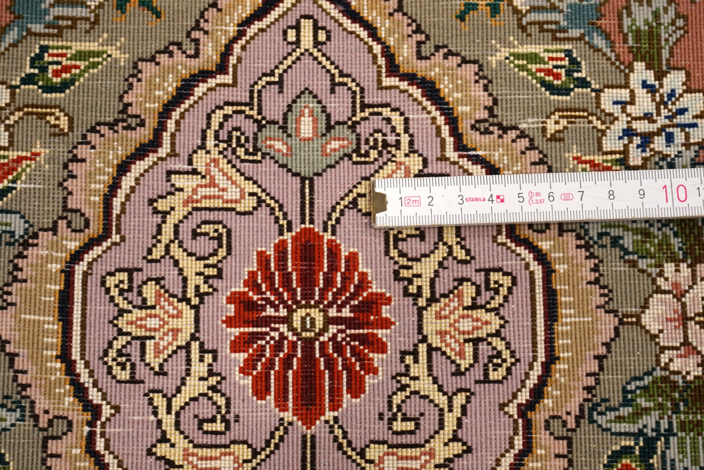 Täbriz Seidenteppich mit Medaillon in Rosé und Bordeaux