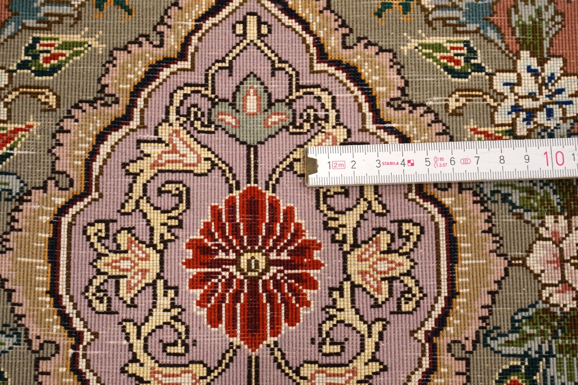 Täbriz Seidenteppich mit Medaillon in Rosé und Bordeaux