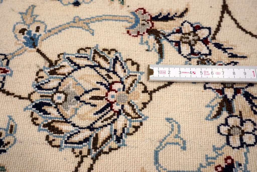 Nain Seide Perserteppich in Creme mit Medaillon