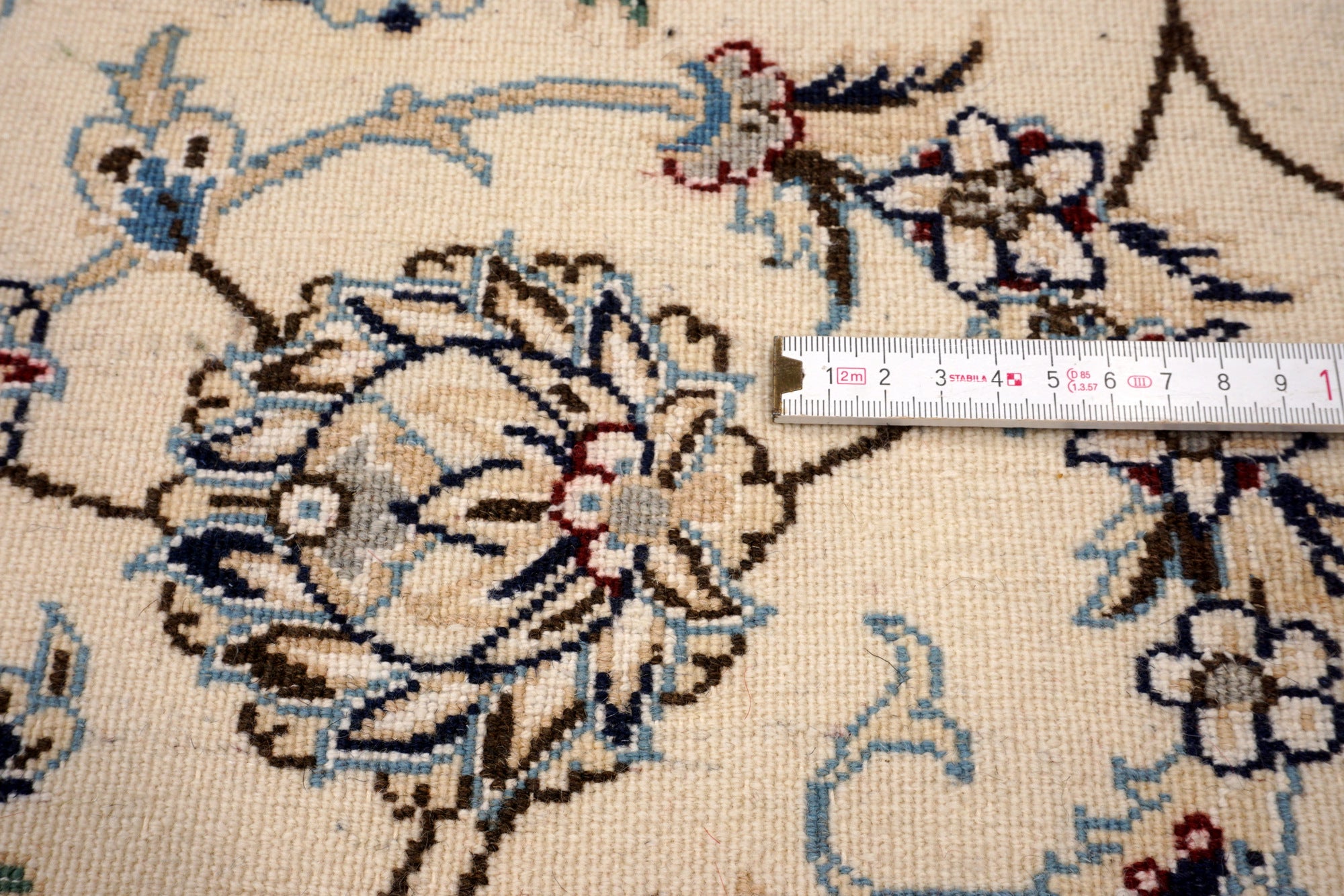 Nain Seide Perserteppich in Creme mit Medaillon