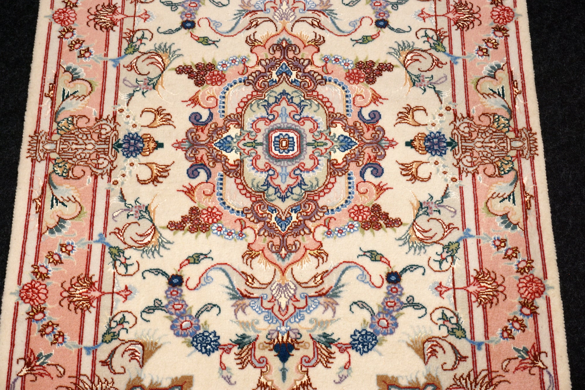 Täbriz Perserteppich - Beige mit Seide und Medaillon