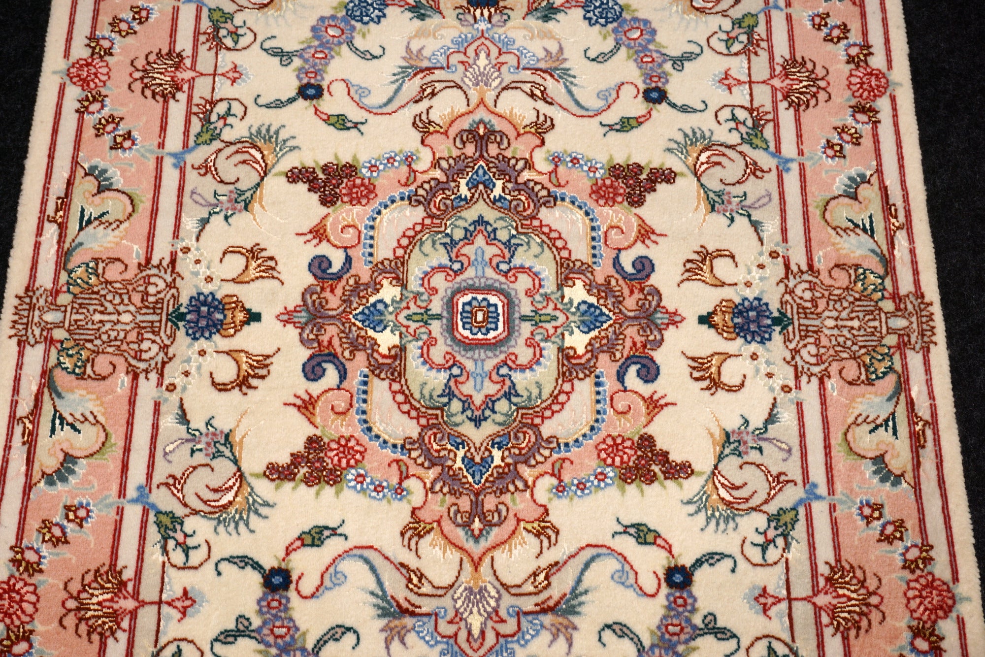 Täbriz Perserteppich - Beige mit Seide und Medaillon